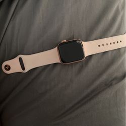 Series 4 40mm AppleWatch With Charger & Accessories 