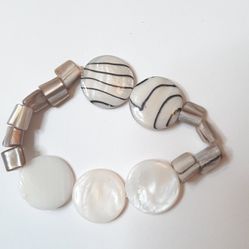 Beautiful white shell bracelet 7"