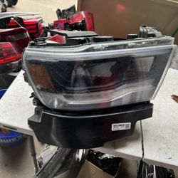 Dodge Ram 1500 Right Headlight Oem 