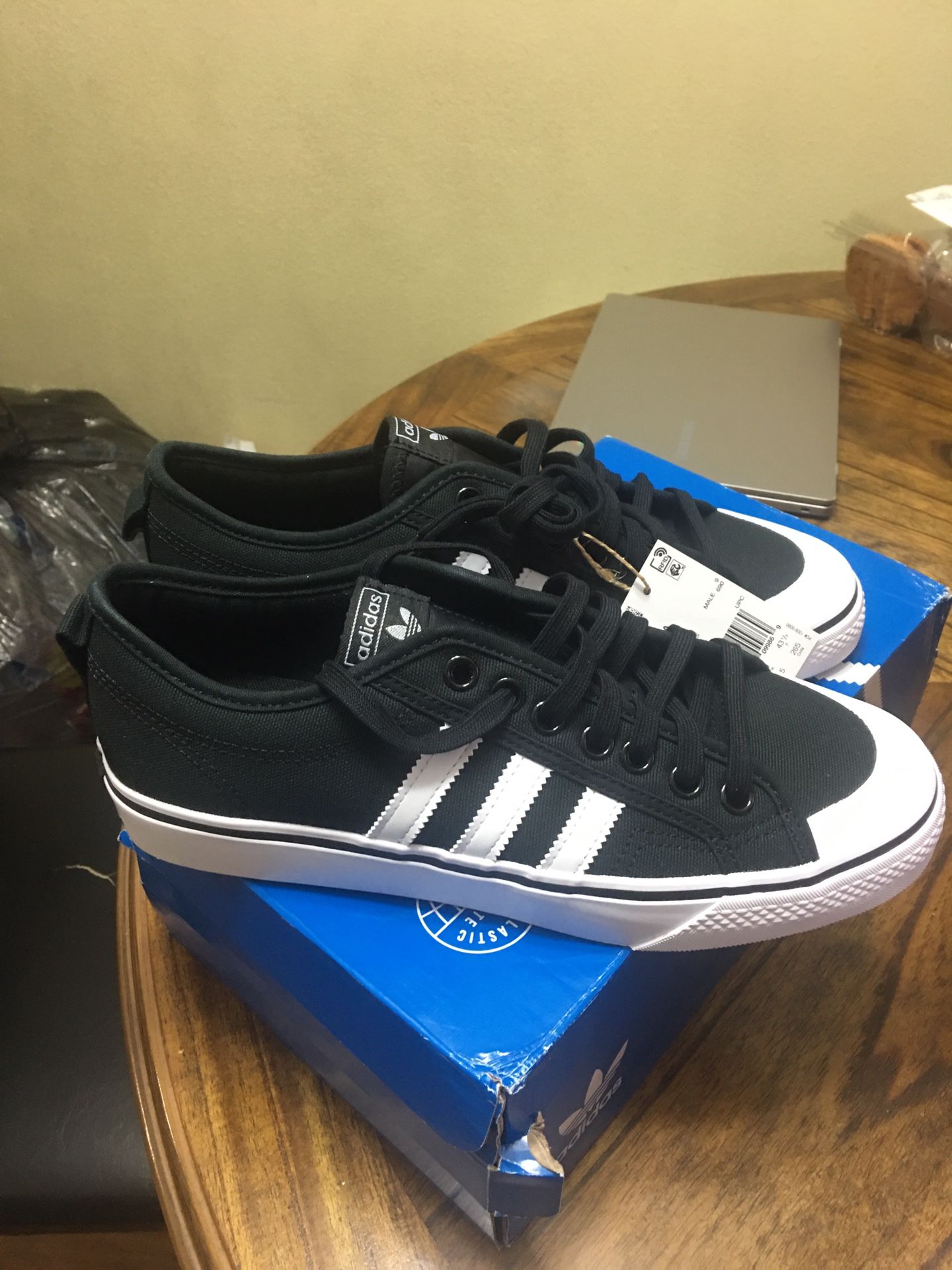 Tenis Nuevos Size 9.5 De Hombre Marca Adidas New Never Used