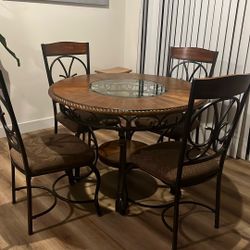 Round Dinner Table With 4 Chairs
