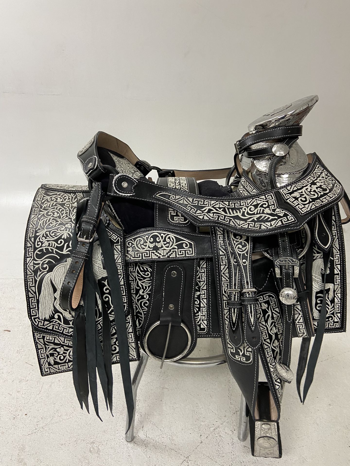 Nueva Montura Charra Bordada Con Herrage Y Fuste Plateado Completo