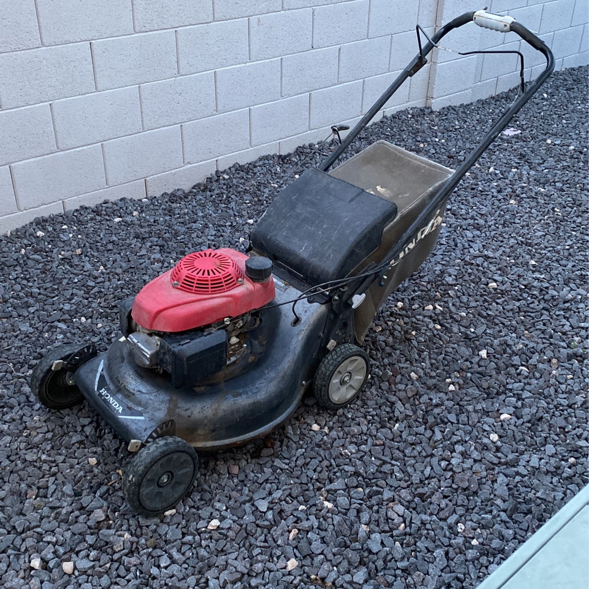 Honda Twin Blade Self Propelled Lawnmower for Sale in Mesa AZ