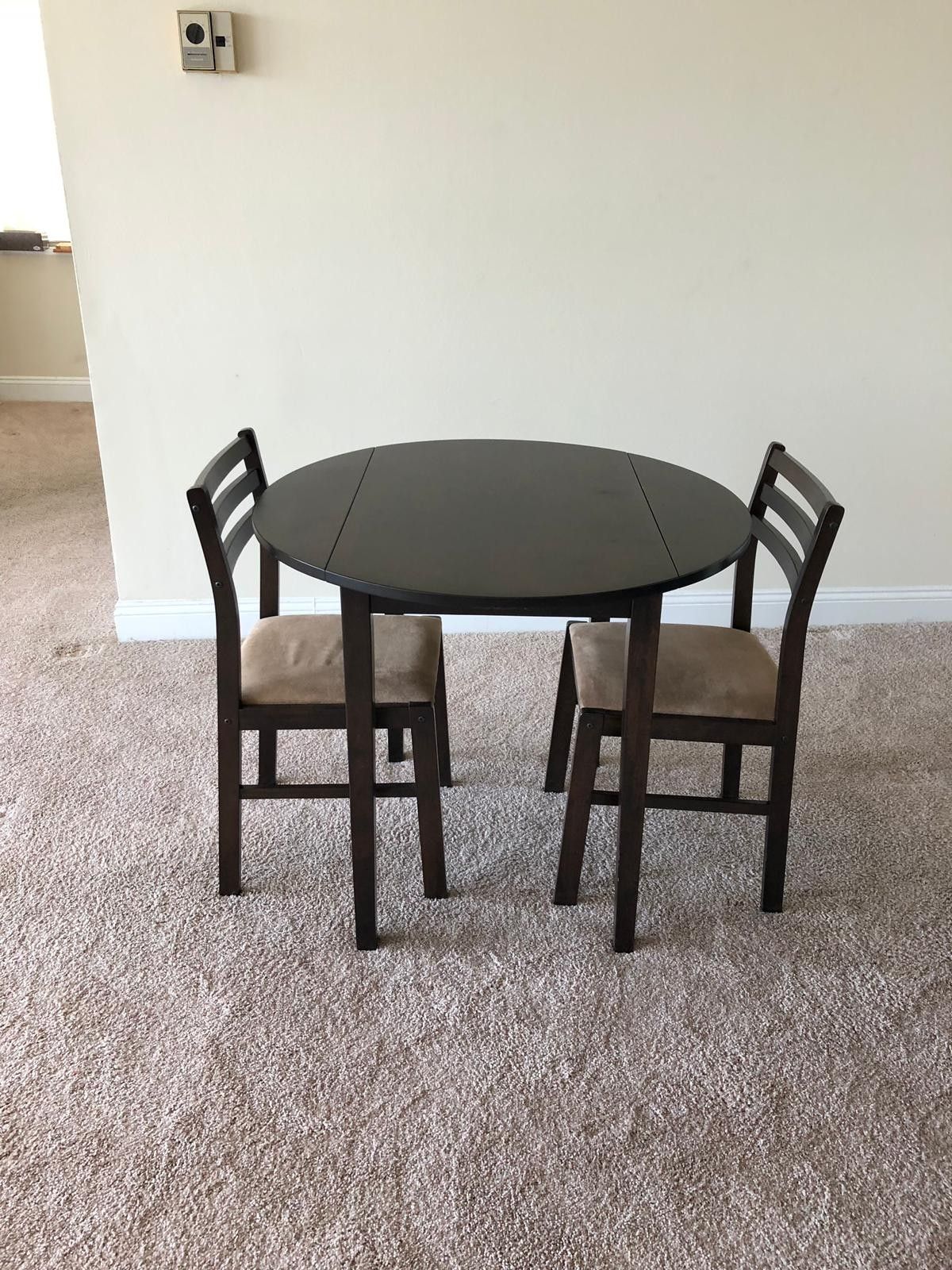 Table and 2 chairs ... brown