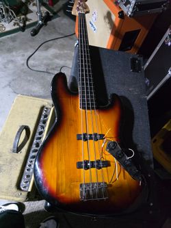 Fender squire fretless Bass.