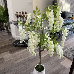Pretty Artificial Plant With Flowers 4 Ft Tall! Brand New 