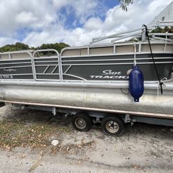 2021 21ft Sun tracker Pontoon