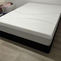Queen size memory foam mattress 12”.      New mattress in a plastic sealed.   ☎️📲📞(213)713-74-89
