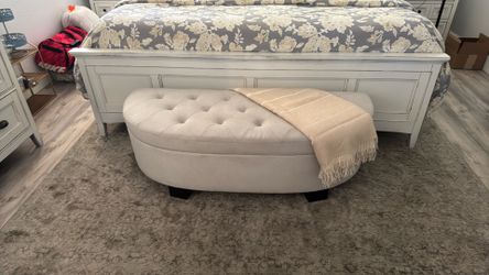 Elegant Tufted Storage Bench / End of Bed Bench – Cream Upholstered