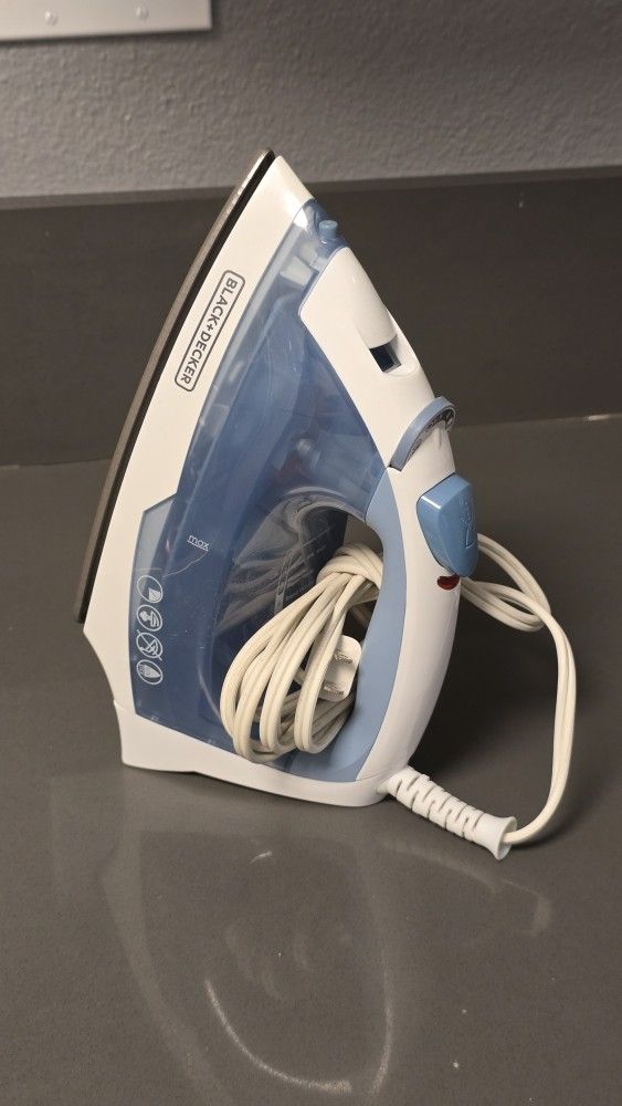 BLACK + DECKER Easy Steam Compact Iron