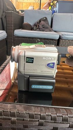 Sony Handycam DCR-PC101 MiniDV Camcorder