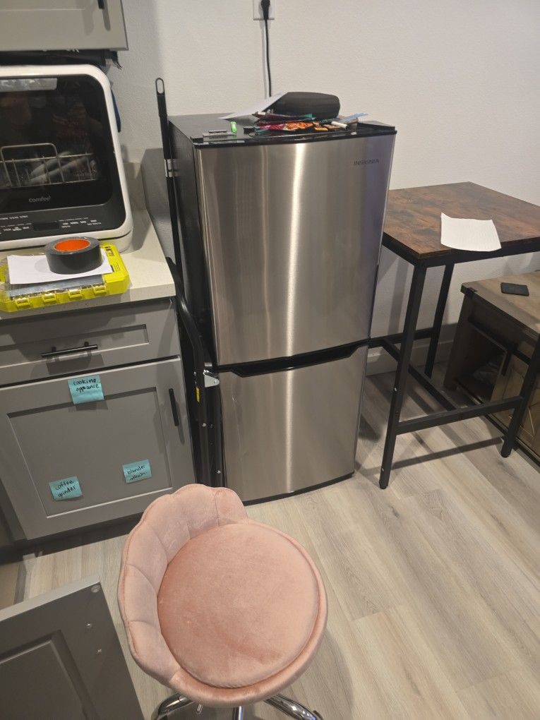 4.9 Cu Ft Insignia Small Fridge / Mini fridge