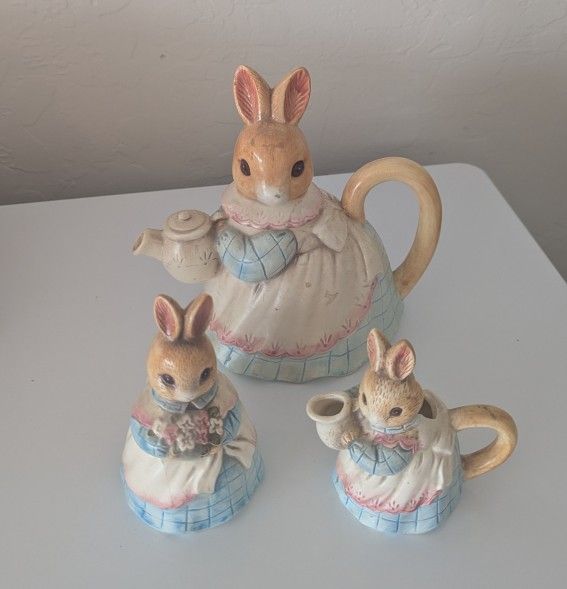 Vintage Bunny teaset