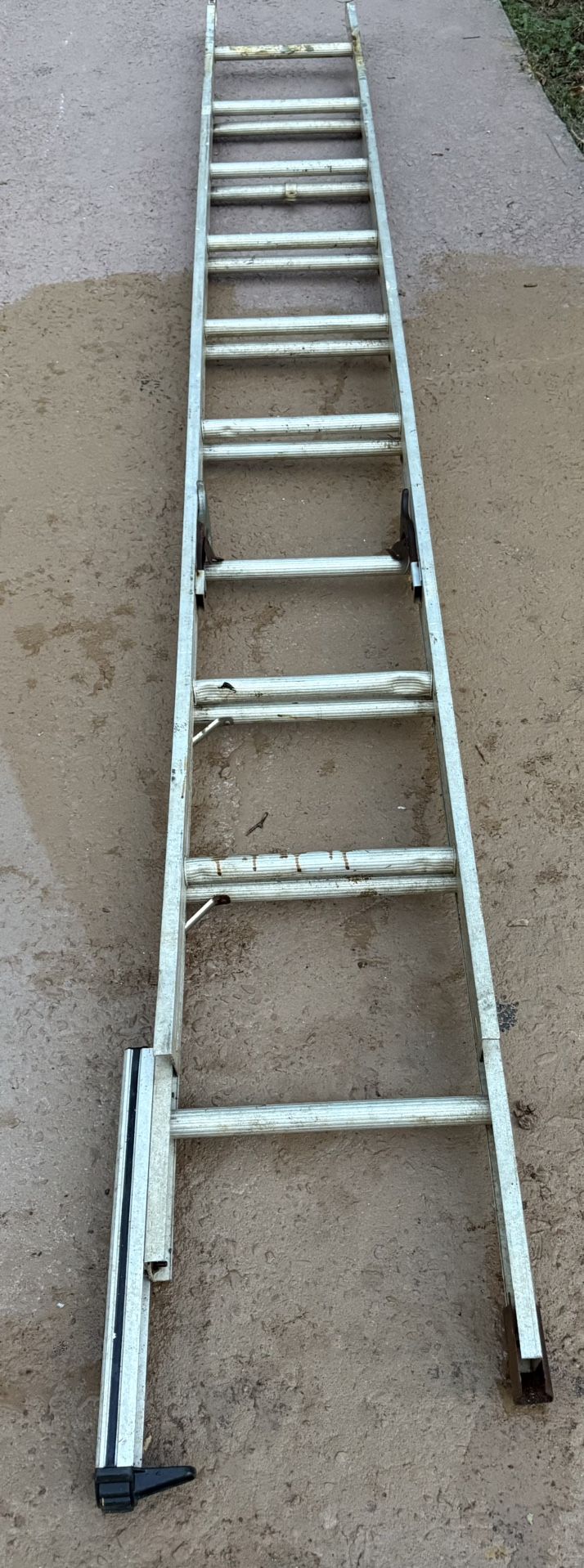 20 ft Aluminum Extension Ladder with Leveler – Good Condition