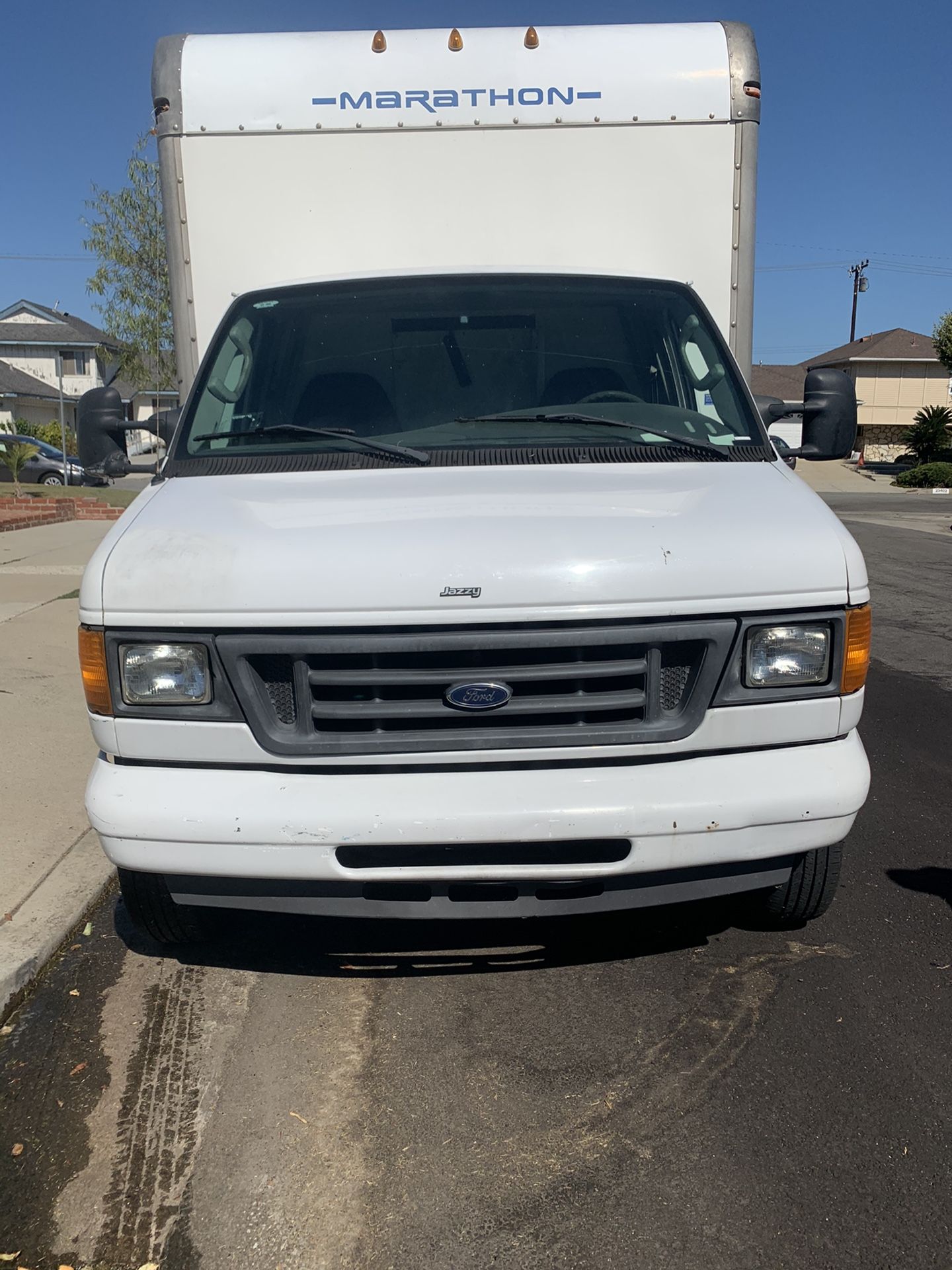 2006 Ford E350 box truck with lift gate 10x8 box