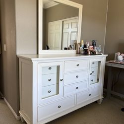 Dresser With Mirror