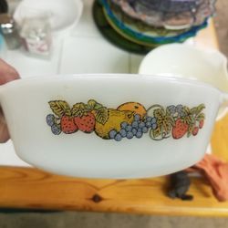 Vintage 8 Inch Pyrex Fruit Print Casserole Dish. 