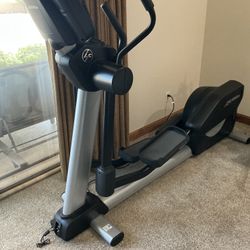Life Fitness Elliptical Integrity Series Professional Gym Item