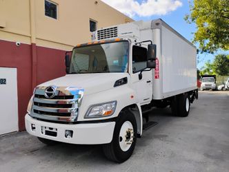 2013 HINO 268 REEFER THERMO KING 20' LIFTGATE