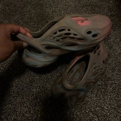 SIZE 5 FOAM RUNNERS 