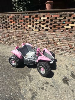 Selling kids power wheels car