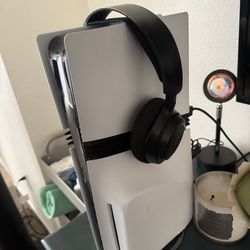 Ps5 Pro 2Tb, with 2Tb internal storage installed, with one controller and one pro controller