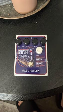 Synth 9 Synthesizer Machine EHX Guitar Peddle