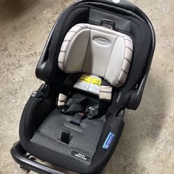LOW PRICE MOVING- LIKE NEW GRACO CAR SEAT 
