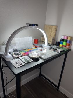 Complete jewelry setup (table, light, and jewelry included) Setup de bisutería.