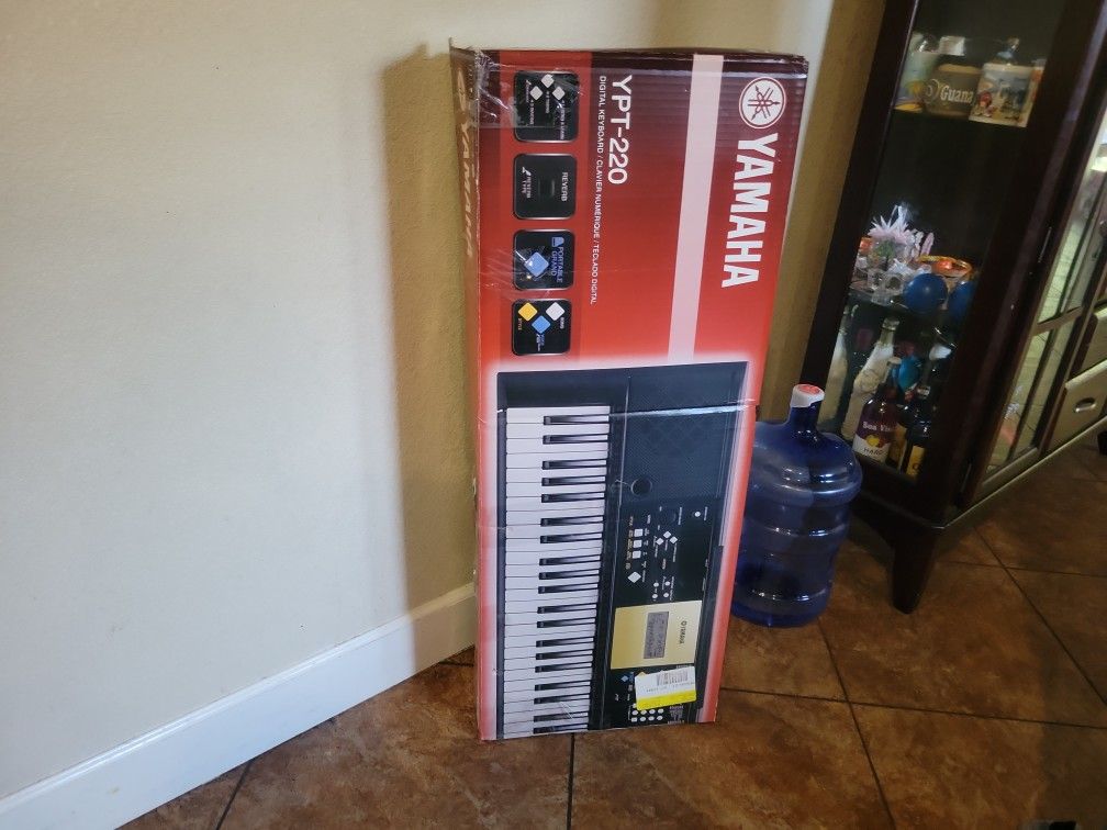 YAMAHA YPT-220