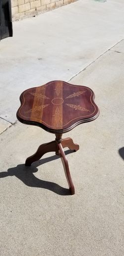 Pedestal table