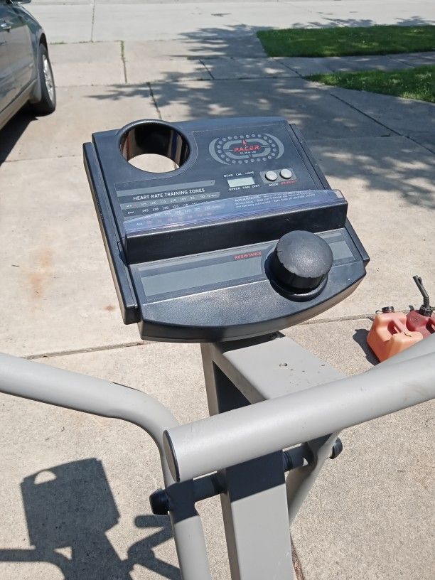 Weslo Momentum 700 Exercise Machine/ With Digital Display