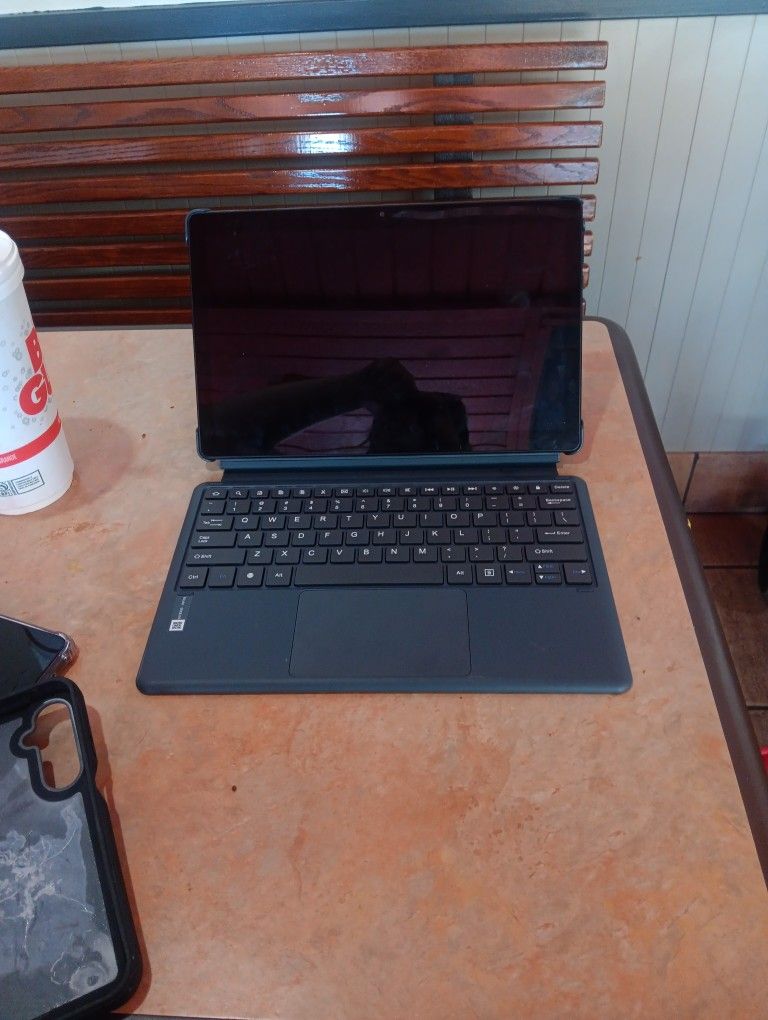 Tablet With Magnetic Keyboard 
