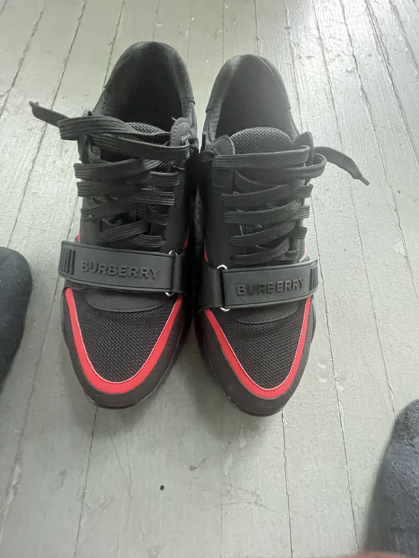  Burberrys Low Top Sneakers 