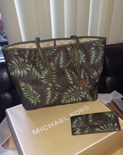 NEW MICHAEL KORS TOTE BAG WITH ORIGINALBOX & TAGS ( ORIGINAL TAGS PRICE WAS $348+ )