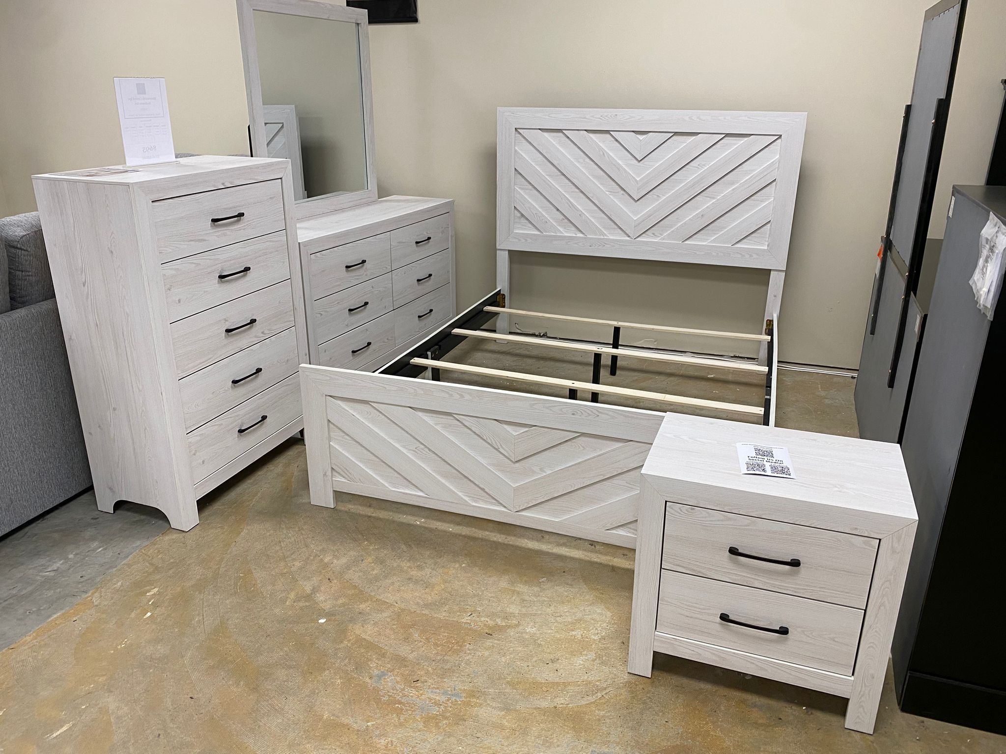 FREE DELIVERY & INSTALLATION -BRAND NEW Set of 5 pieces Bedroom Set white Color ( Queen Size)