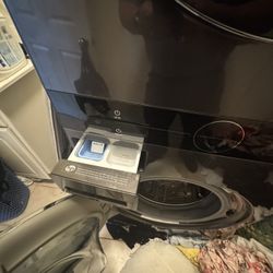 Immaculate LG WashTower Full-Size Gas Washer/Dryer Combo - WKGX201HBA