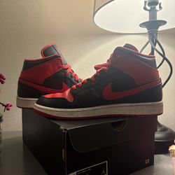 Used Nike Air Jordan 1 Mid Black/Red Size 9 – w/ Box