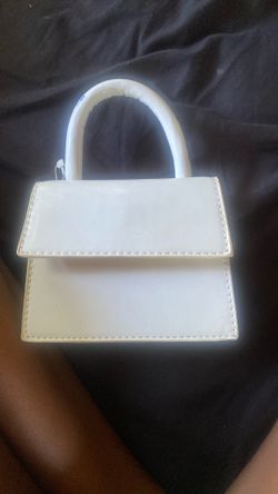 Is a really good purse and you can wear with anything it’s a small purse, but it’s cute and delicate