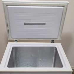 Frigidaire FFFC05M2UW freestanding chest freezer. It is a white, 5.0 cubic feet capacity appliance designed for household use. Model Number: FFFC05M2U