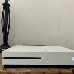 Xbox 1s With Controller And Cables 