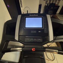 Treadmill Like New With WiFi And Personal Trainer 