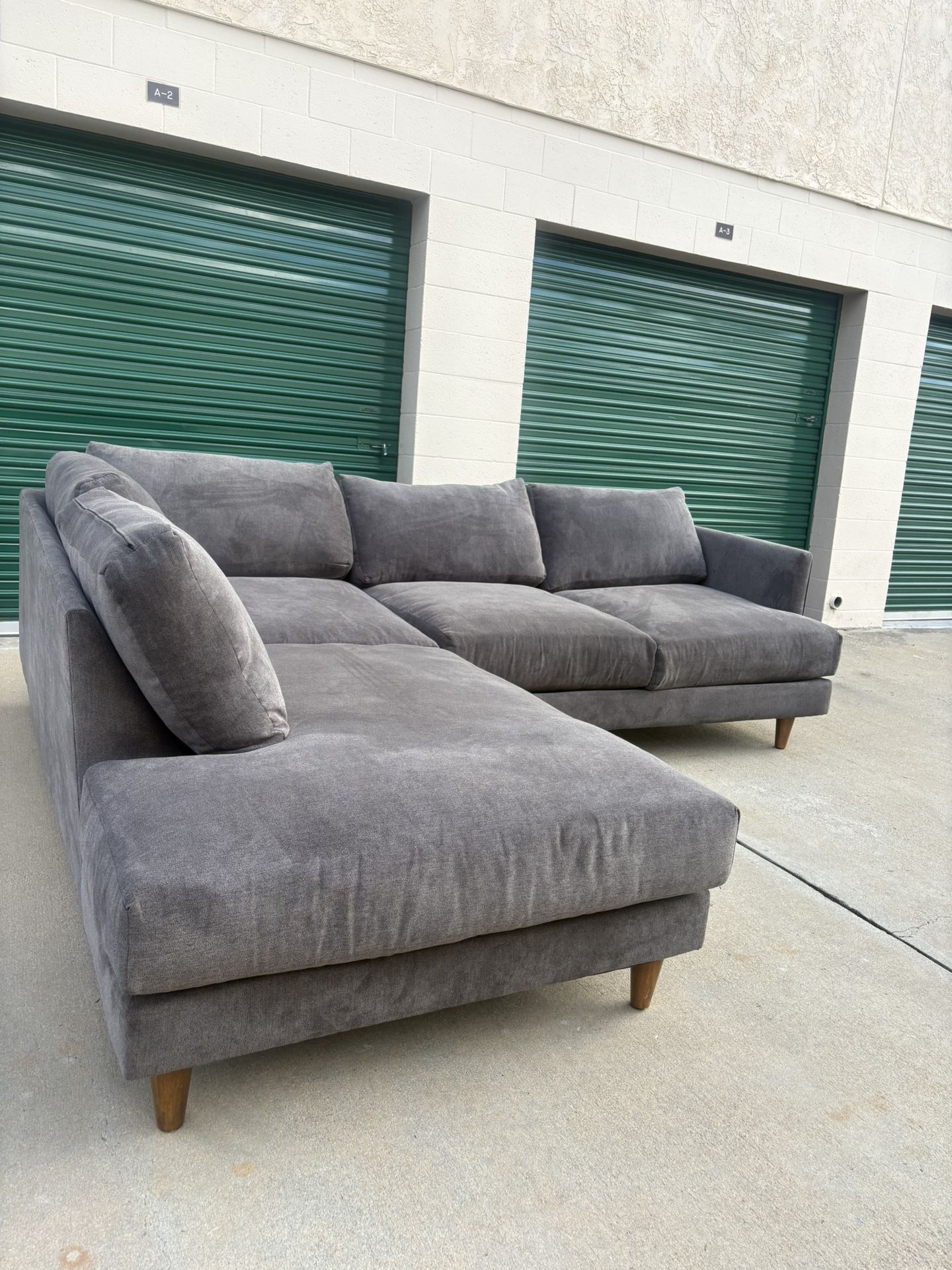 Living Spaces Sectional Couch 🛻Delivery Available🛻