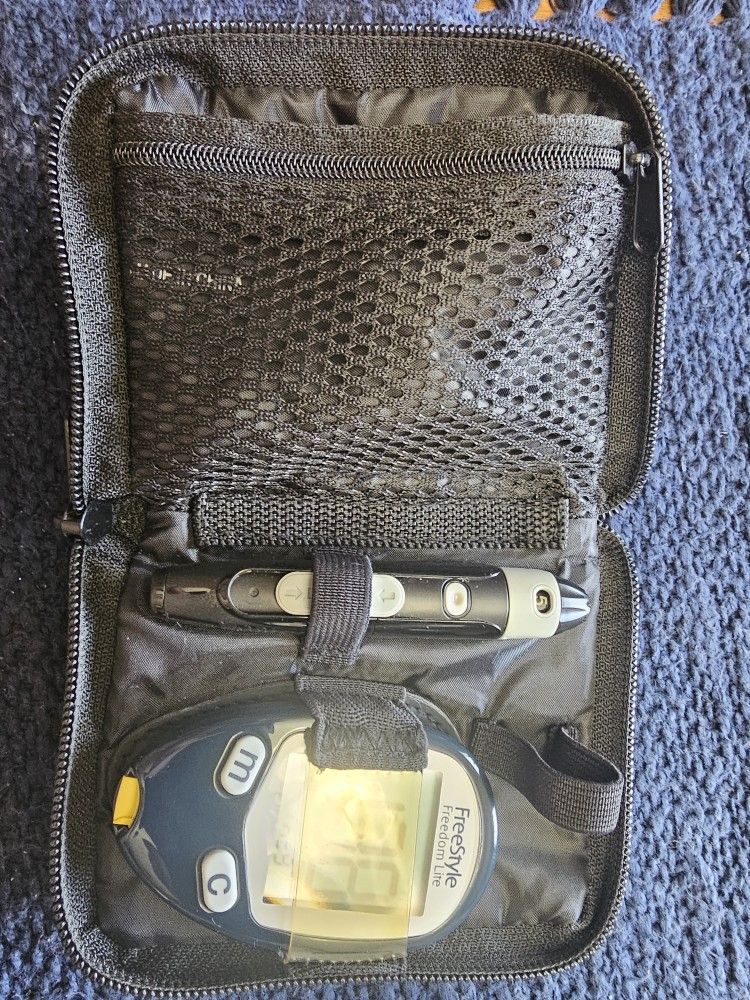 FREESTYLE freedom Lite Meter/Kit W/ Lancer And Lancettes 
