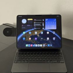 Apple iPad Pro M4 13” 256GB Wi-fi + Cellular (HUGE BUNDLE)
