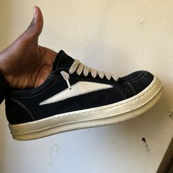 Black size 9.5 rick vans