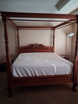 Ornate wooden canopy bed - Cal King size
