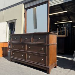 New Classic Furniture 7 Drawer Mirror Dresser Very Good Condition