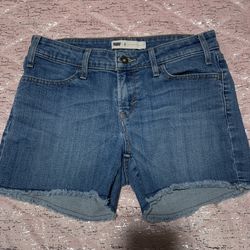 Womens Size 6 Levi’s Blue Jean Shorts 