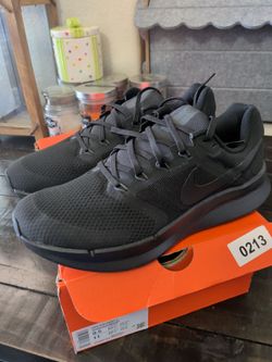 9.5m 11w Nike triple black running shoe